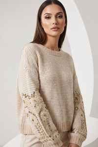 Μπεζ πλεκτή μπλούζα με χρυσά κεντημένα μανίκια και παγιέτες σε γυναικείο μοντέλο