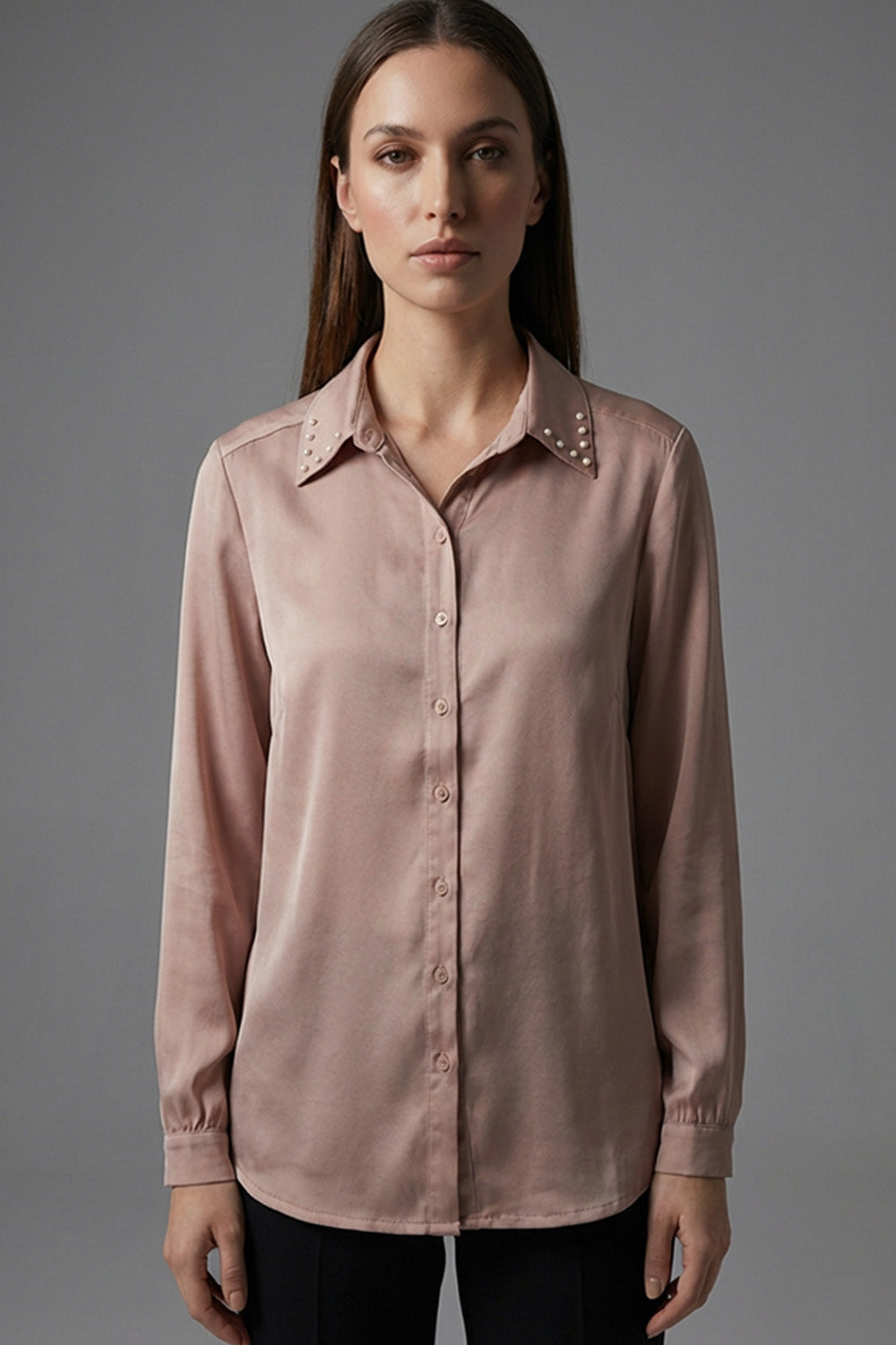 Μπεζ γυναικείο πουκάμισο με μεταλλικά τρουκς στον γιακά και μακρύ μανίκι, σε άνετη γραμμή.