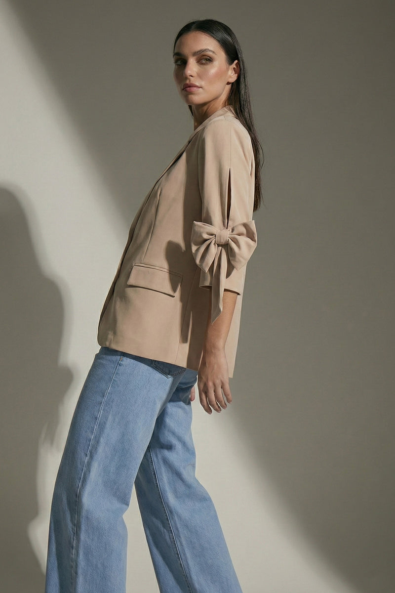 Μπεζ σακάκι με δύο κουμπιά και φιόγκους στα μανίκια 3/4, ίσια κομψή γραμμή.