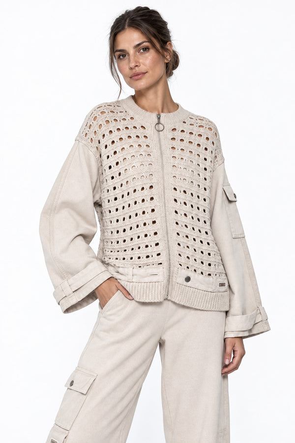 Μπεζ γυναικεία ζακέτα με διάτρητο πλεκτό crochet, φερμουάρ, φαρδιά μανίκια και utility λεπτομέρειες.