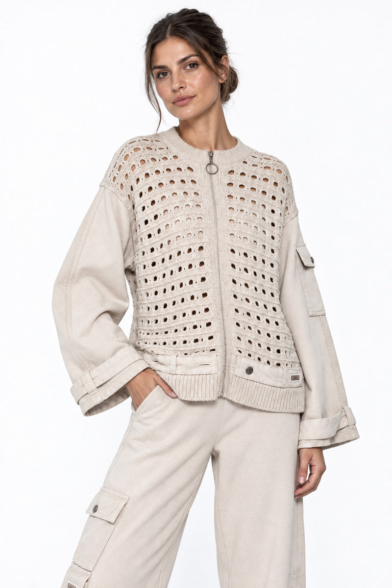 Μπεζ γυναικεία ζακέτα με διάτρητο πλεκτό crochet, φερμουάρ, φαρδιά μανίκια και utility λεπτομέρειες.