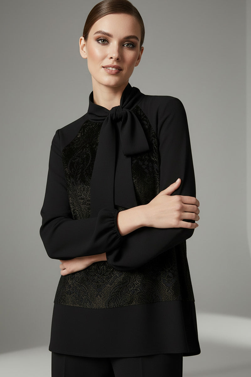 Μαύρη μπλούζα elegant με φιόγκο στον λαιμό και ανάγλυφη υφή, φωτογραφημένη σε μοντέλο studio.