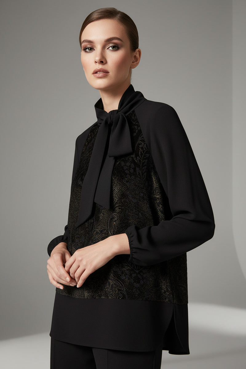 Μαύρη μπλούζα elegant με φιόγκο στον λαιμό και ανάγλυφη υφή, φωτογραφημένη σε μοντέλο studio.