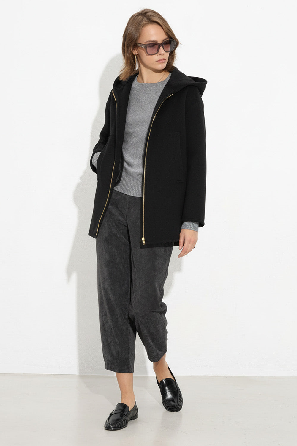 Μαύρο παλτό με κουκούλα και χρυσό φερμουάρ σε ίσια γραμμή από την Ellisargi Boutique