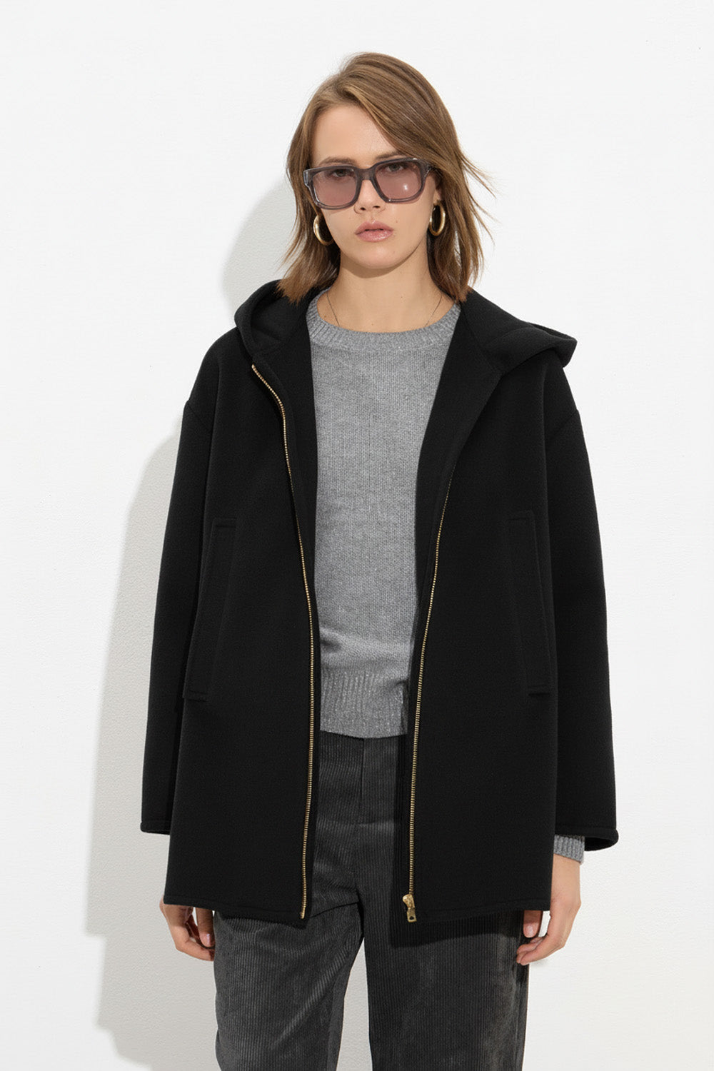 Μαύρο παλτό με κουκούλα και χρυσό φερμουάρ σε ίσια γραμμή από την Ellisargi Boutique