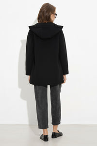 Μαύρο παλτό με κουκούλα και χρυσό φερμουάρ σε ίσια γραμμή από την Ellisargi Boutique