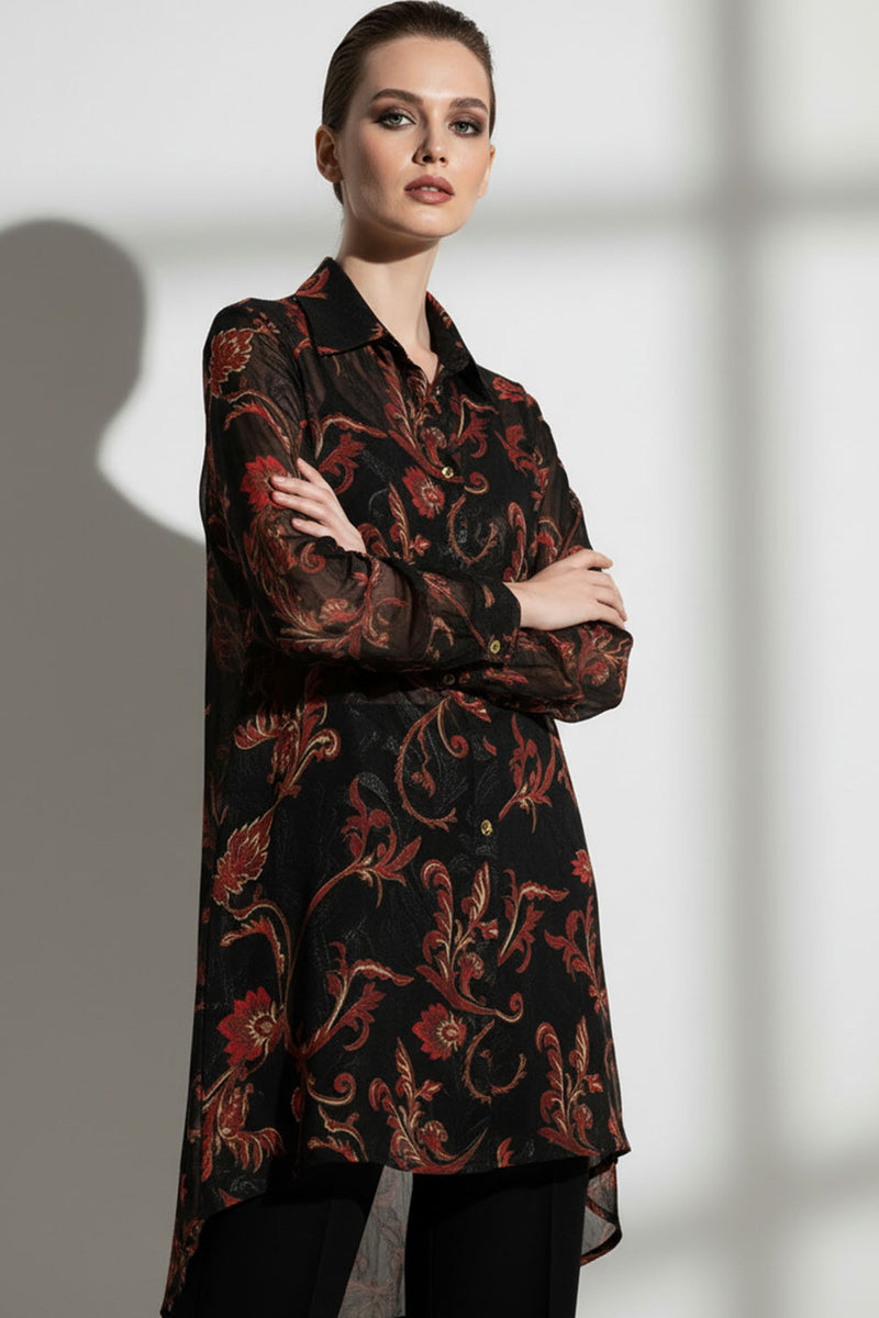 Μαύρο εμπριμέ πουκάμισο με κόκκινα και χρυσά μοτίβα, ημιδιάφανο και ασύμμετρο, με χρυσά κουμπιά.