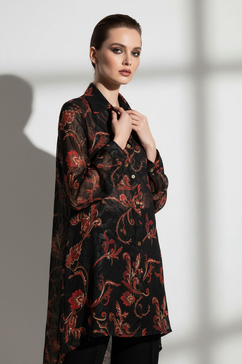 Μαύρο εμπριμέ πουκάμισο με κόκκινα και χρυσά μοτίβα, ημιδιάφανο και ασύμμετρο, με χρυσά κουμπιά.