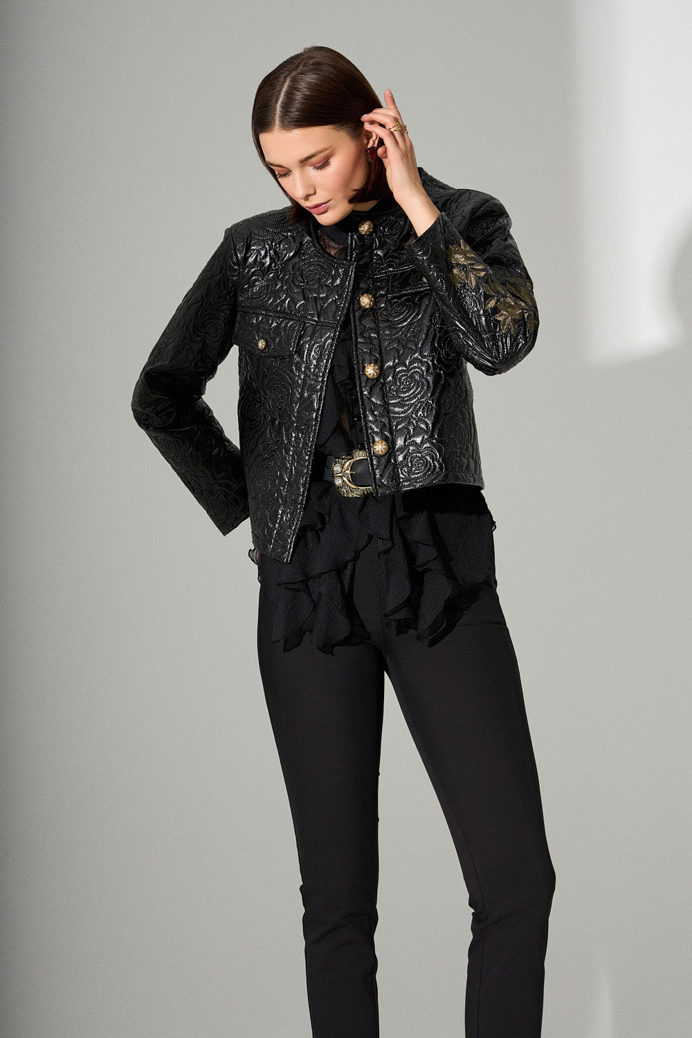 Μαύρο jacket με ανάγλυφο floral σχέδιο και χρυσές λεπτομέρειες.