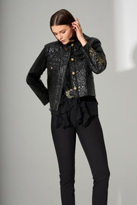 Μαύρο jacket με ανάγλυφο floral σχέδιο και χρυσές λεπτομέρειες.