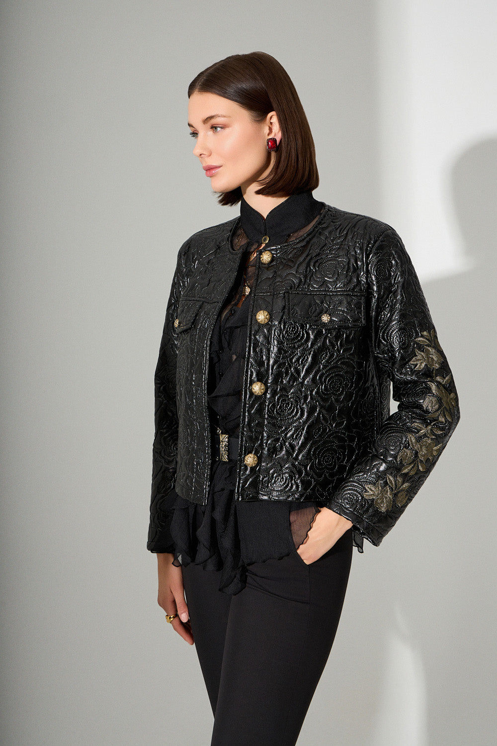 Μαύρο jacket με ανάγλυφο floral σχέδιο και χρυσές λεπτομέρειες.