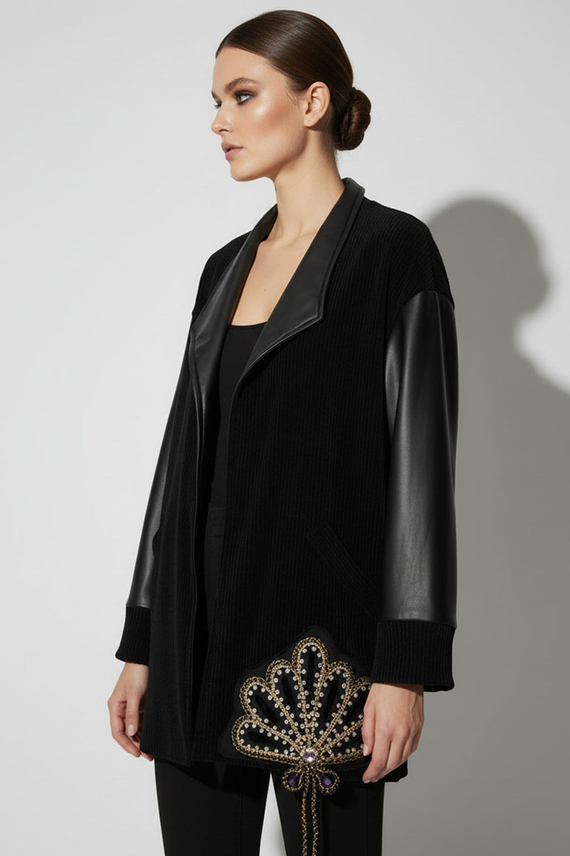 Μαύρο jacket κοτλέ με μανίκια δερματίνης και κεντητή χρυσή λεπτομέρεια στο κάτω μέρος, σε άνετη γραμμή.
