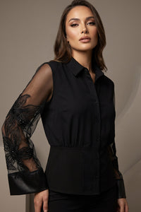 Μαύρο γυναικείο πουκάμισο με διάφανα διακοσμητικά μανίκια και κουμπιά μπροστά, κομψή εφαρμογή