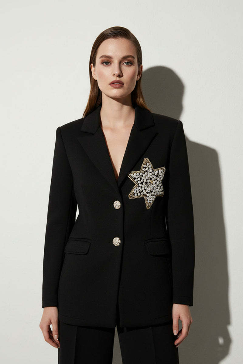 Μαύρο σακάκι με κεντητό μοτίβο αστεριού από πέρλες και χρυσές λεπτομέρειες, με κομψά μπροστινά κουμπιά.