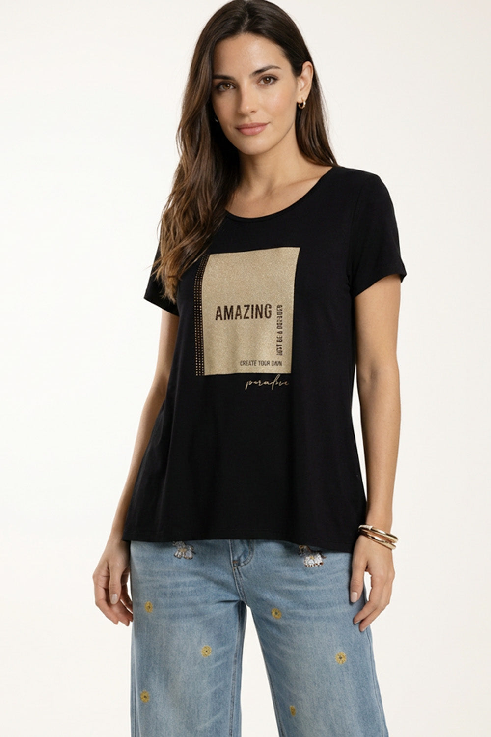 Μαύρο γυναικείο T-shirt με κοντό μανίκι και χρυσό print Amazing στο μπροστινό μέρος