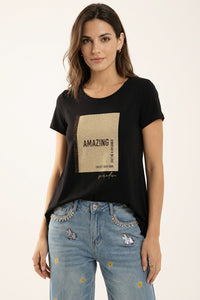 Μαύρο γυναικείο T-shirt με κοντό μανίκι και χρυσό print Amazing στο μπροστινό μέρος