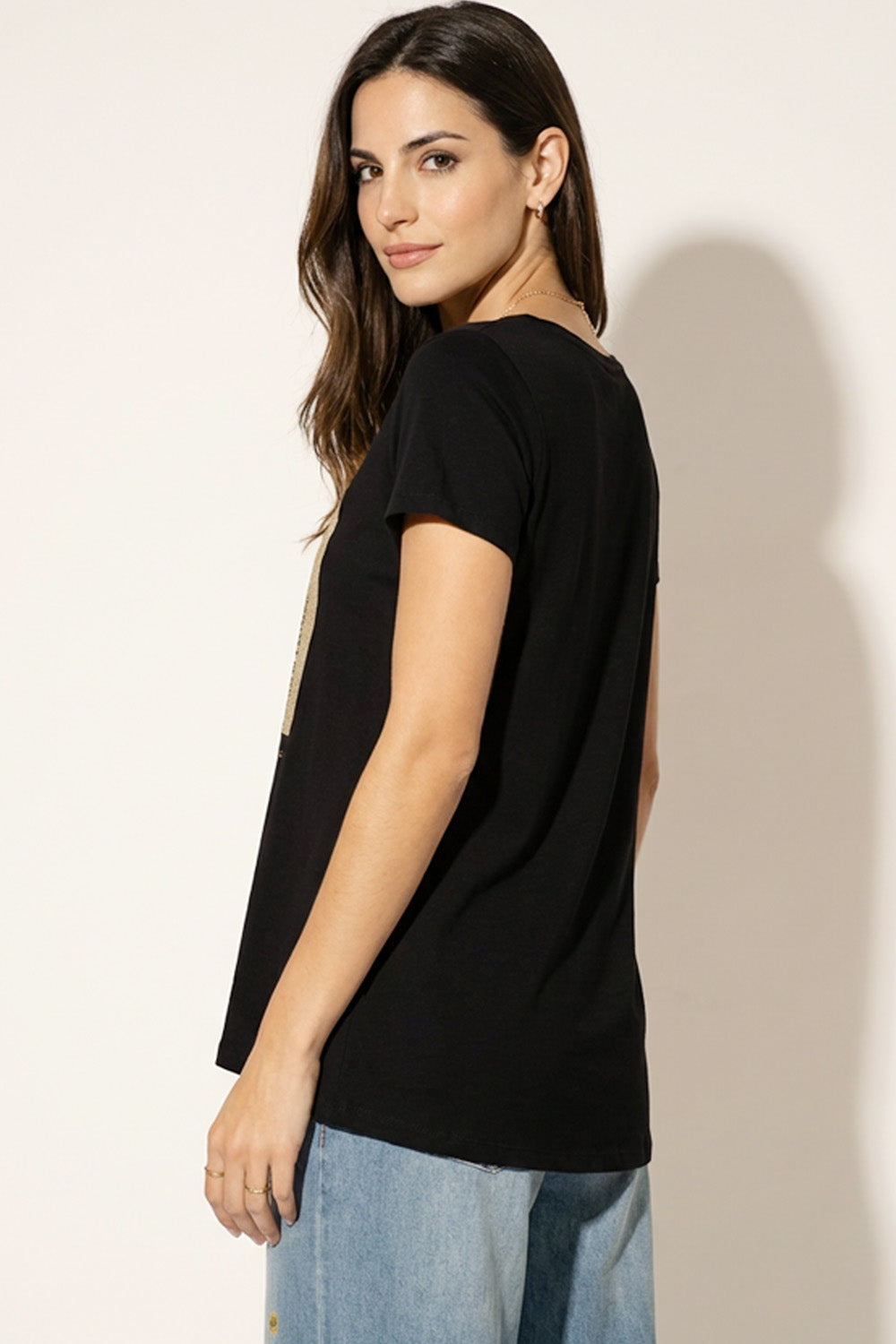 Μαύρο γυναικείο T-shirt με κοντό μανίκι και χρυσό print Amazing στο μπροστινό μέρος