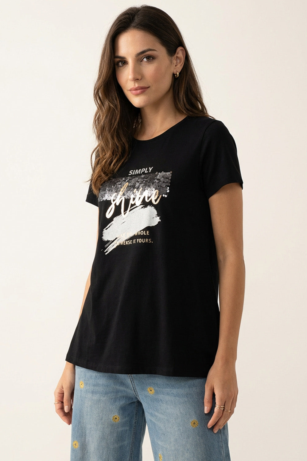 Μαύρο T-shirt Simply Shine με Παγιέτες & Print σε μοντέλο, με χαλαρό στυλ και διακοσμητικά στοιχεία.