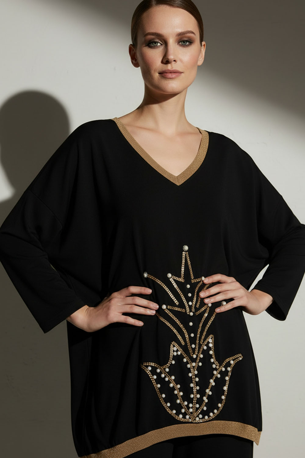 Μαύρη τουνίκ Fia Fashion με χρυσή V λαιμόκοψη και strass μοτίβο μπροστά, σε άνετη γραμμή.