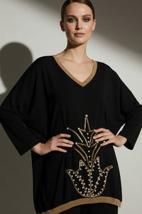 Μαύρη τουνίκ Fia Fashion με χρυσή V λαιμόκοψη και strass μοτίβο μπροστά, σε άνετη γραμμή.