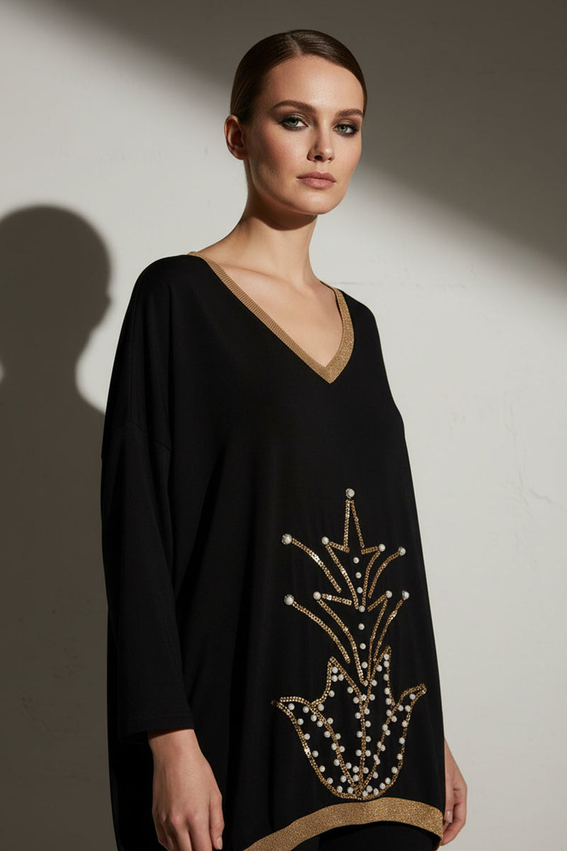 Μαύρη τουνίκ Fia Fashion με χρυσή V λαιμόκοψη και strass μοτίβο μπροστά, σε άνετη γραμμή.
