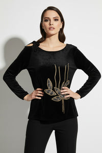 Μαύρη βελούδινη μπλούζα με χρυσό μοτίβο και φιόγκο στον ώμο, φορεμένη από μοντέλο σε studio.