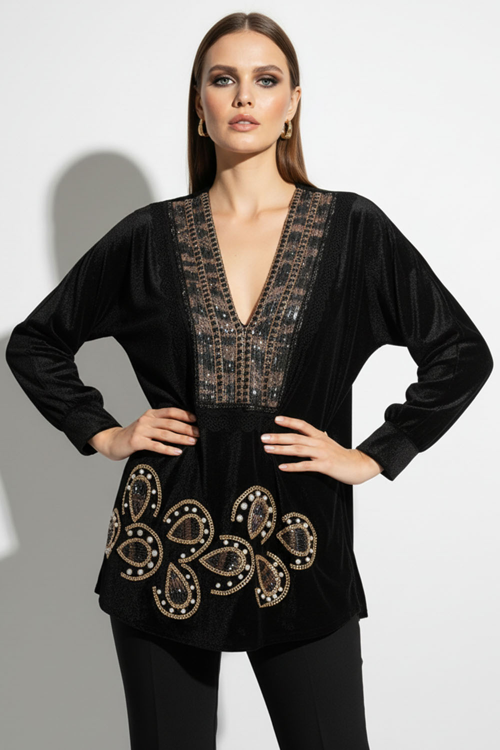 Μαύρη βελούδινη τουνίκ Fia Fashion με βαθιά V λαιμόκοψη και χρυσά διακοσμητικά μοτίβα με strass και περλέ στοιχεία.