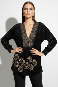 Μαύρη βελούδινη τουνίκ Fia Fashion με βαθιά V λαιμόκοψη και χρυσά διακοσμητικά μοτίβα με strass και περλέ στοιχεία.