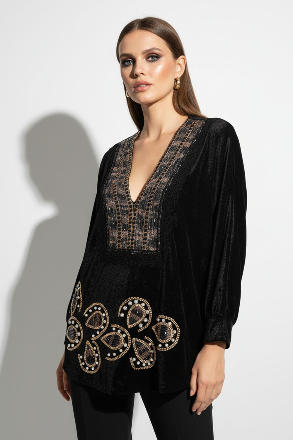 Μαύρη βελούδινη τουνίκ Fia Fashion με βαθιά V λαιμόκοψη και χρυσά διακοσμητικά μοτίβα με strass και περλέ στοιχεία.