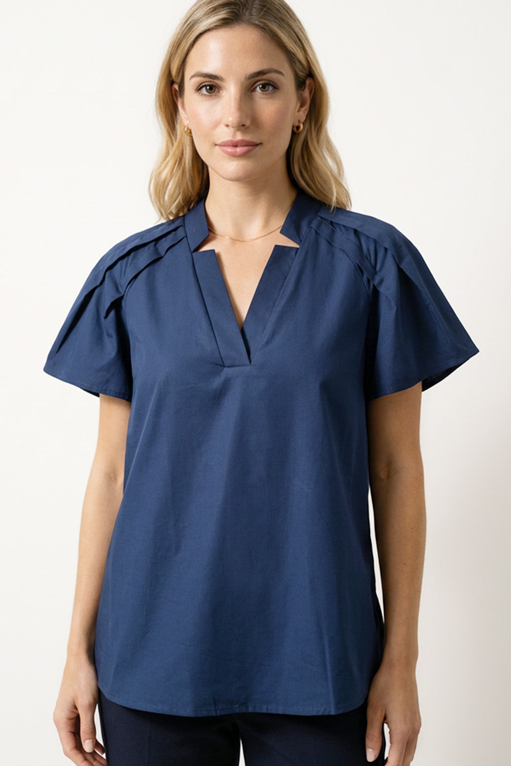 Μπλούζα με V Λαιμόκοψη & Κοντό Μανίκι σε Μπλε, μοντέρνα και κομψή, σε βαθιά μπλε απόχρωση.