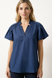 Μπλούζα με V Λαιμόκοψη & Κοντό Μανίκι σε Μπλε, μοντέρνα και κομψή, σε βαθιά μπλε απόχρωση.