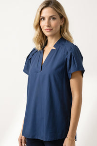 Μπλούζα με V Λαιμόκοψη & Κοντό Μανίκι σε Μπλε, μοντέρνα και κομψή, με απαλή πτώση και κοντά μανίκια.