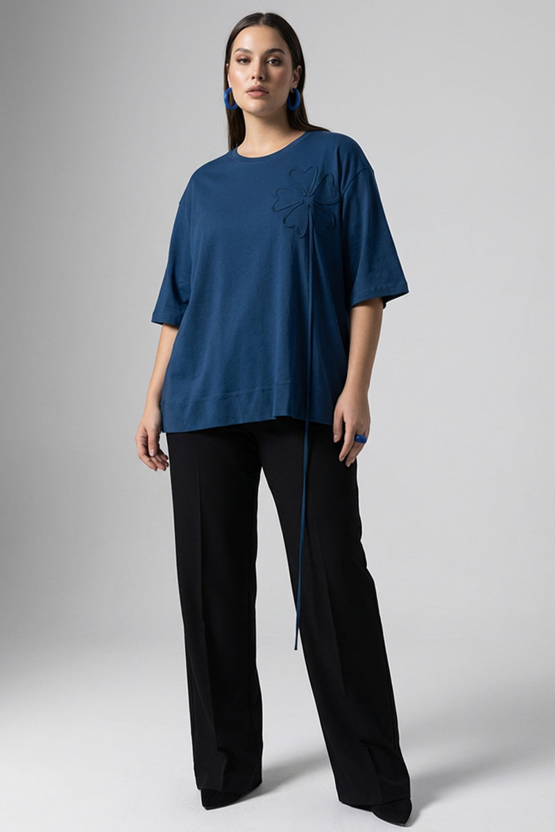 Μπλε oversized μπλούζα με ανάγλυφο λουλουδάτο σχέδιο στο στήθος και κοντά μανίκια.