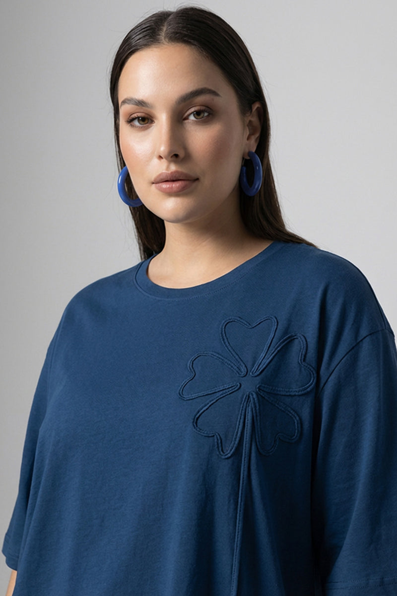 Μπλε oversized μπλούζα με ανάγλυφο λουλουδάτο σχέδιο στο στήθος και κοντά μανίκια.