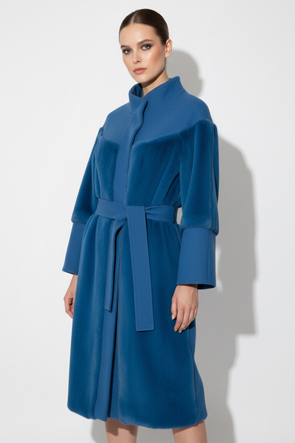 Μπλε Παλτό με Ζώνη και Faux Fur Λεπτομέρειες