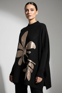 Πλεκτή oversized μαύρη μπλούζα με ανάγλυφο γυαλιστερό λουλουδάτο μοτίβο και ριμπ μανίκια.