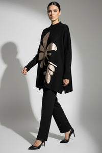 Πλεκτή oversized μαύρη μπλούζα με ανάγλυφο γυαλιστερό λουλουδάτο μοτίβο και ριμπ μανίκια.