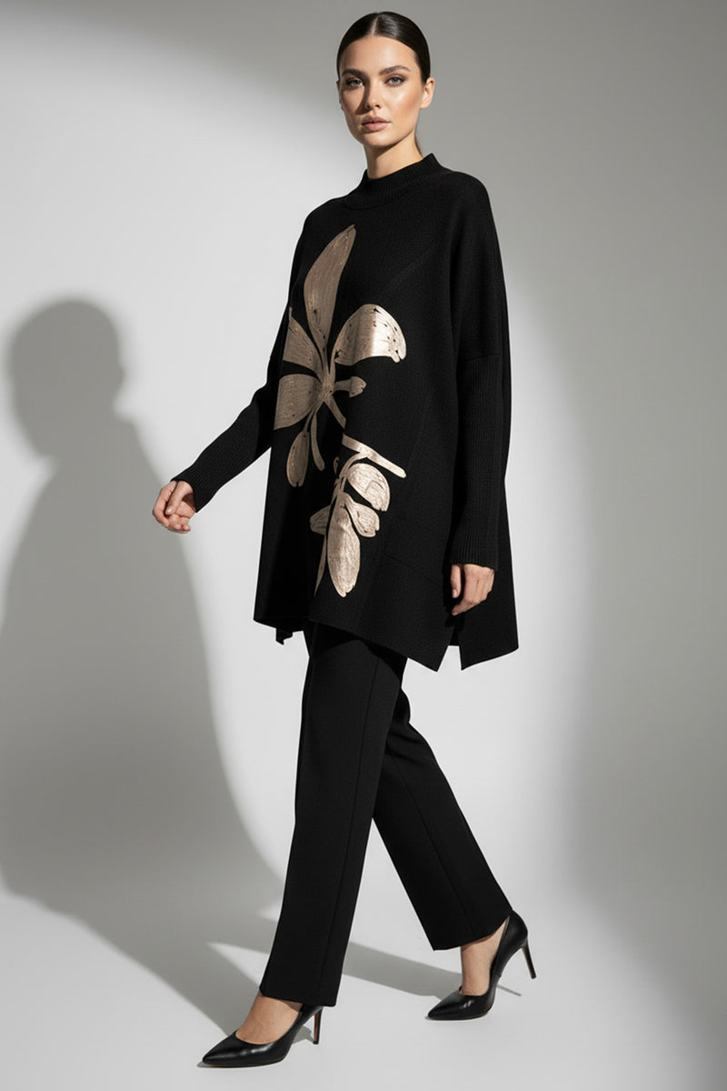 Πλεκτή oversized μαύρη μπλούζα με ανάγλυφο γυαλιστερό λουλουδάτο μοτίβο και ριμπ μανίκια.