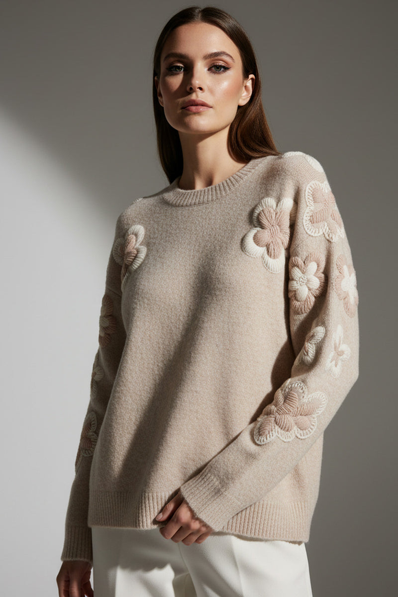 Μπεζ πλεκτή μπλούζα με ανάγλυφα crochet λουλούδια στα μανίκια από την Ellisargi Boutique. Ζεστή, θηλυκή και ιδανική για χειμερινό στυλ.