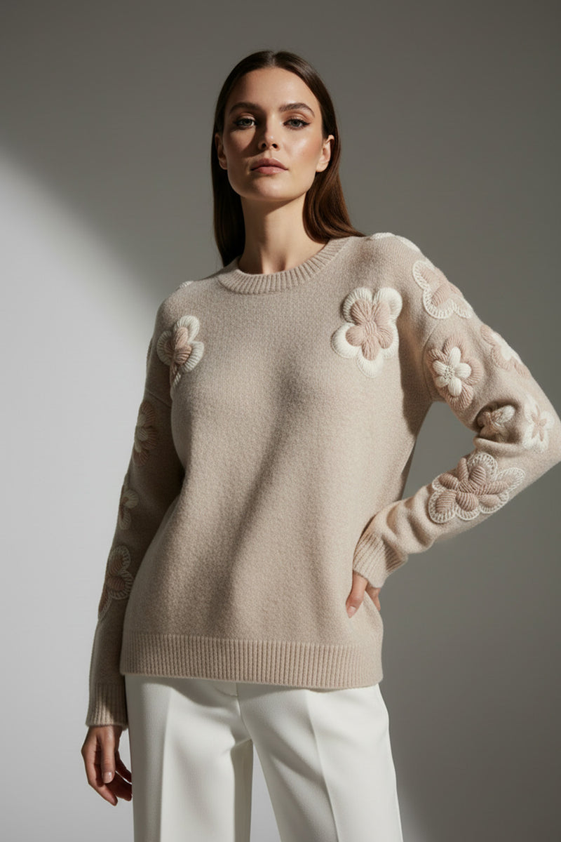 Μπεζ πλεκτή μπλούζα με ανάγλυφα crochet λουλούδια στα μανίκια από την Ellisargi Boutique. Ζεστή, θηλυκή και ιδανική για χειμερινό στυλ.