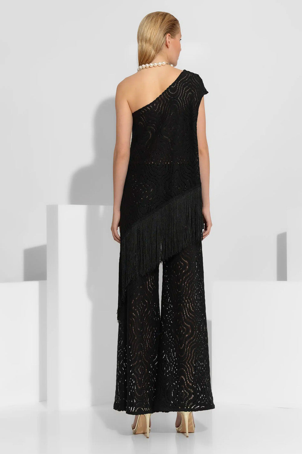 μαύρη μπλούζα δαντέλα ένας ώμος με μακριά κρόσσια στο τελείωμα