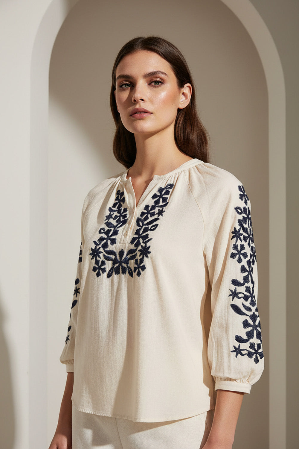 Εκρού μπλούζα με μπλε κέντημα