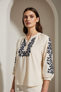 Εκρού μπλούζα με μπλε κέντημα