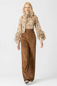 Εμπριμέ μπλούζα με διαφάνεια, φιόγκο στο λαιμό και μανίκια με βολάν σε αέρινη γραμμή.