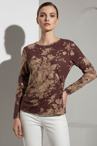 Μπλούζα καφέ με μπεζ floral μοτίβο και πλαϊνή αγκράφα, μακρυμάνικη, σε μοντέλο με λευκό παντελόνι.