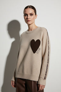 Μπεζ πλεκτή μπλούζα με καφέ ανάγλυφη καρδιά και διακοσμητική πλέξη στα μανίκια σε άνετη γραμμή.