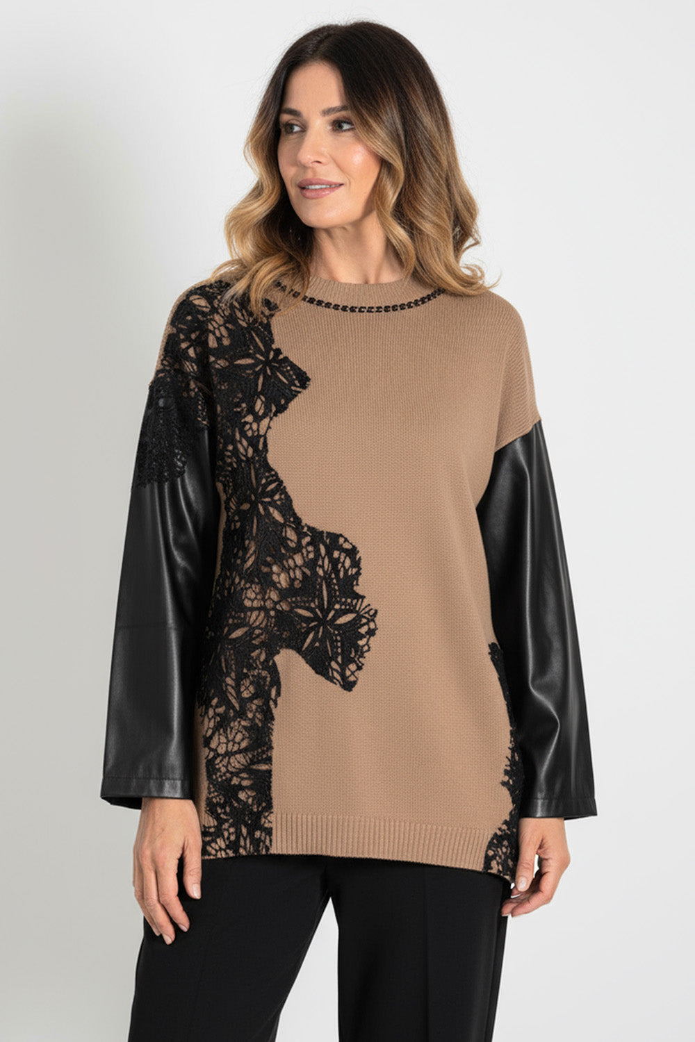 Καφέ μπλούζα με μαύρη δαντέλα και μανίκια δερματίνης, άνετη και κομψή, Ellisargi Boutique