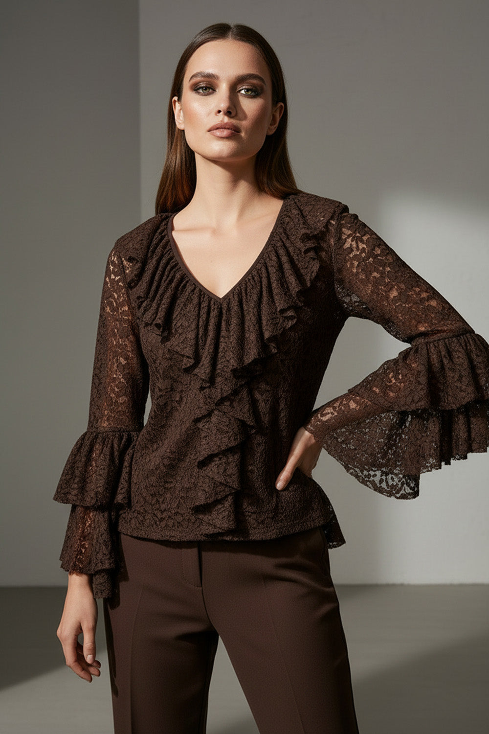 Καφέ δαντελένια μπλούζα με V λαιμόκοψη, βολάν και διάφανα μανίκια σε elegant γραμμή