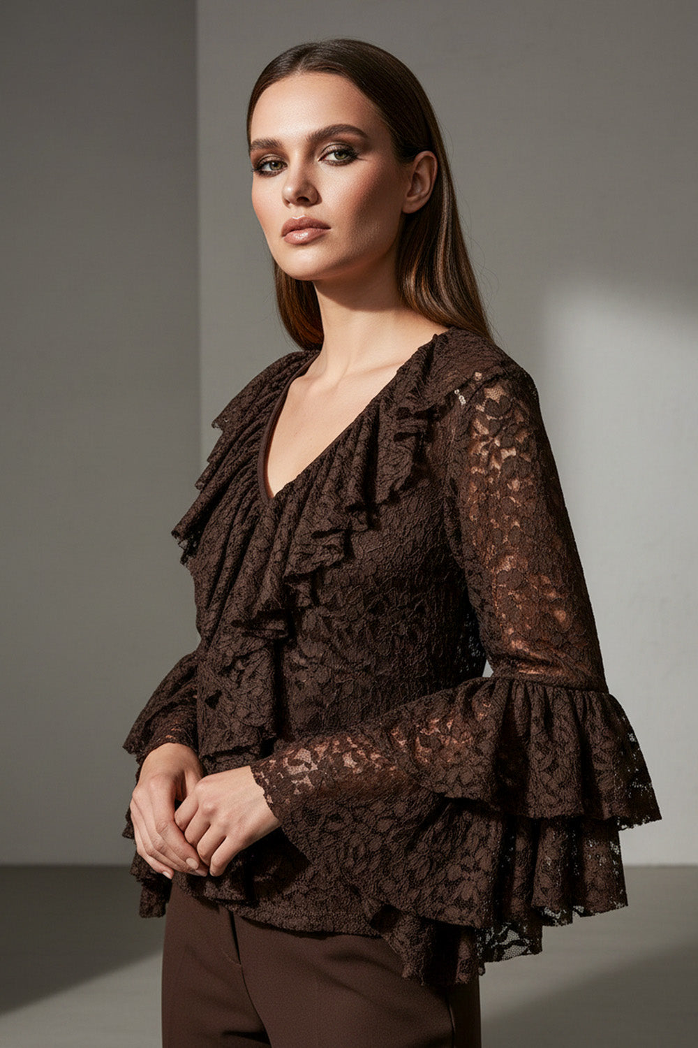 Καφέ δαντελένια μπλούζα με V λαιμόκοψη, βολάν και διάφανα μανίκια σε elegant γραμμή