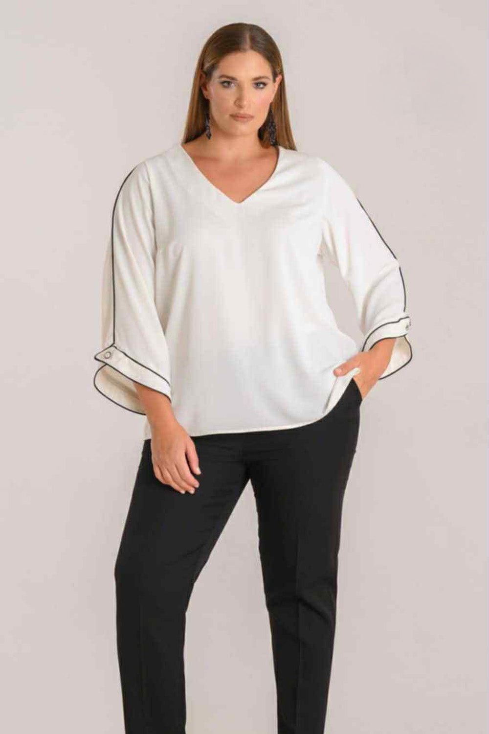 Μπλούζα λευκή με μαύρη ρέλι σε plus size γραμμή